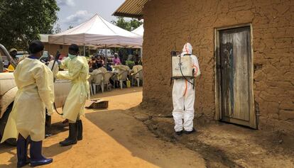 Un trabajador de la OMS desinfecta una casa en la que se registraron casos de ébola en Mabalako, en el este del Congo.