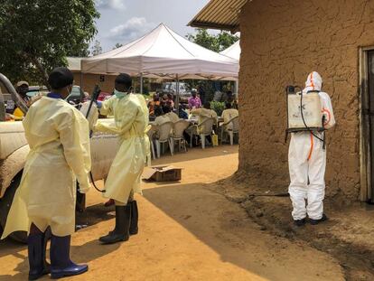 Un trabajador de la OMS desinfecta una casa en la que se registraron casos de ébola en Mabalako, en el este del Congo.