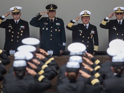 Luis Cresencio Sandoval González, secretario de la Defensa, y José Rafael Ojeda Durán, de Marina, durante una ceremonia de graduación de sanidad naval.