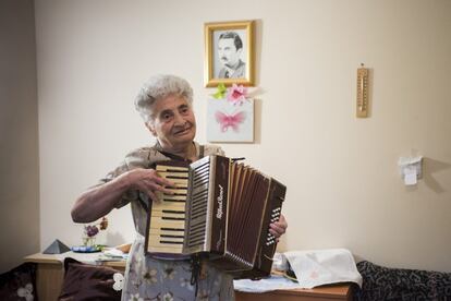 Angelina Arsova, de 85 años. Trabajaba como ingeniera de la construcción. Tiene dos hijos en Amsterdam y Plovdvit (Bugaria).