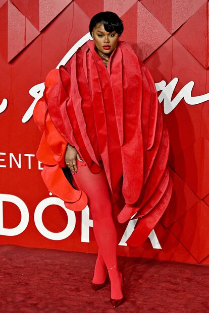 La modelo Precious Lee eligió un original vestido rojo con volumen de Comme des Garçons