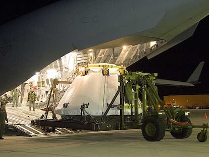 Descarga de un modelo a escala real de la nueva cápsula Orion en la base Edwards (California) para efectuar pruebas.