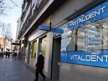 Vitaldent estudia pujar por Dentix tras la marcha atrás de KKR