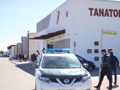 Un coche de la Guardia Civil permanece estacionado este martes frente al tanatorio de la localidad sevillana de El Rubio.