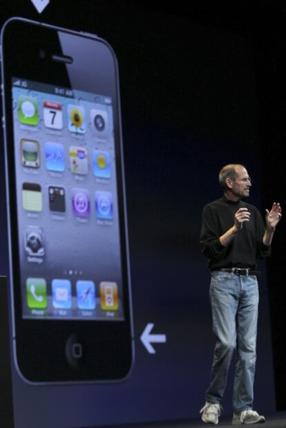 Steve Jobs durante la presentación del nuevo teléfono de Apple, el iPhone 4.