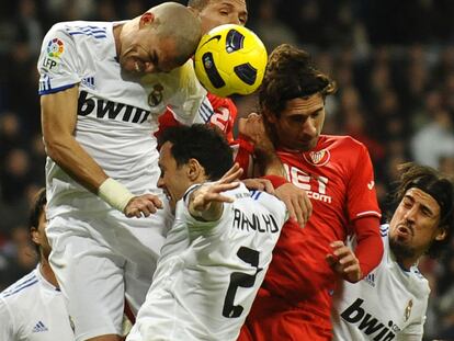 Pepe, Carvalho, Luis Fabiano, Escudé y Khedira pugnan por un balón.
