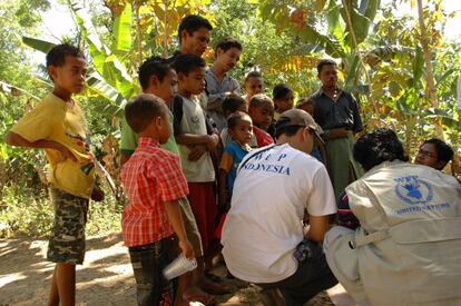 2008, Timor occidental, Indonesia. El objetivo de este viaje era el estudio de los ciclos de producción agrícola para determinar los periodos óptimos para la provisión de asistencia alimentaria. Como se puede apreciar en la imagen, nuestras visitas siempre despiertan mucha curiosidad, sobre todo entre los niños. Eso facilita mucho sacar retratos interesantes, como este de grupo.