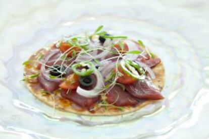 Pizza-'sushi' de atún con aceitunas, jalapeños y tomate cherry.