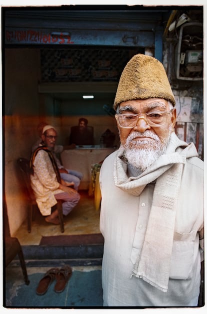 Babu Faradullah, frente a un local donde se sirve té, en la barriada de Dharavi, en el centro de Bombay.