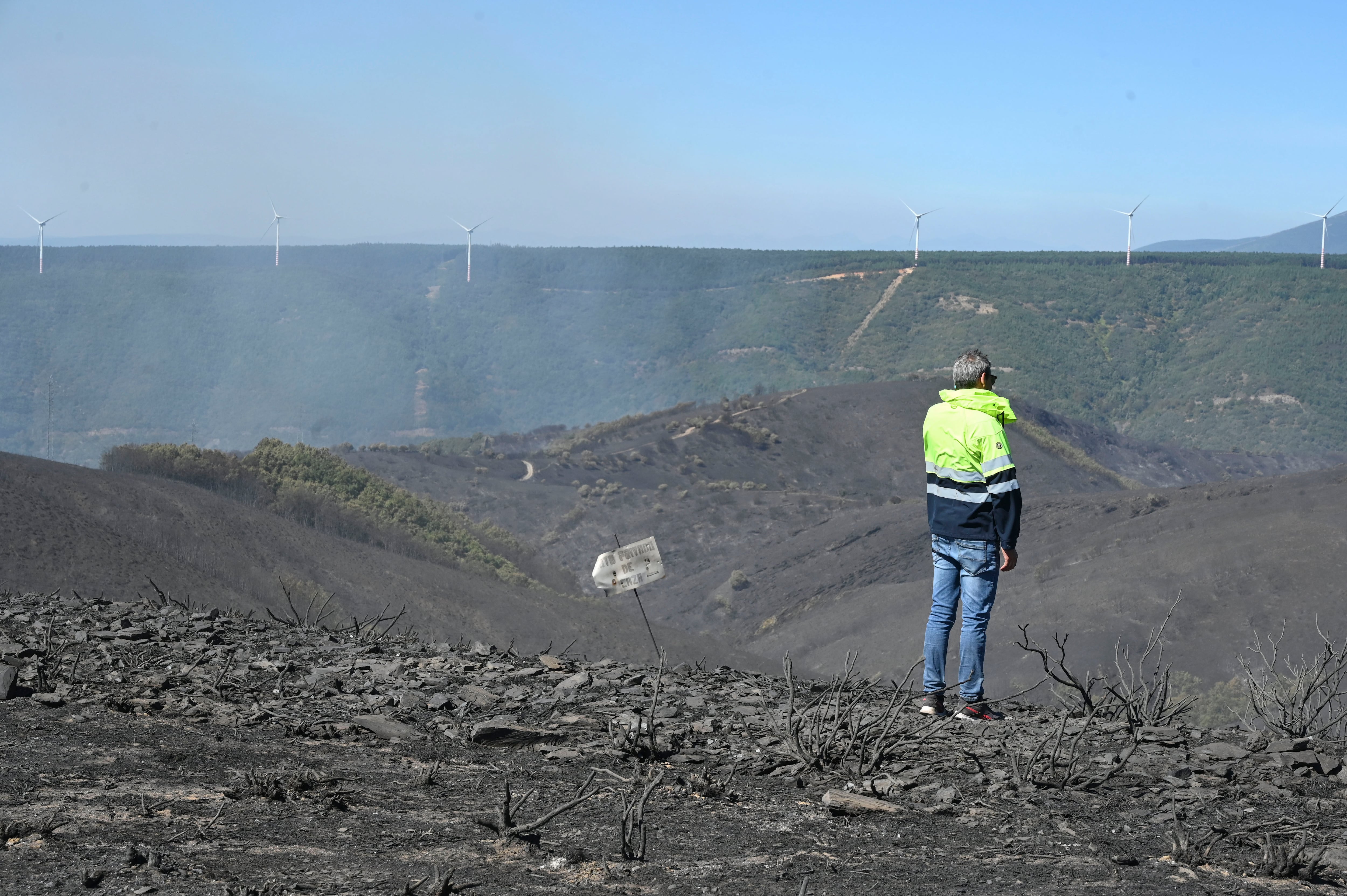 Los bomberos avanzan en el control del incendio de El Bierzo, que deja ya 450 hectáreas quemadas