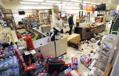 En algunos puntos de la ciudad algunas personas saqueaban comercios