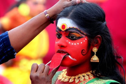 Estudiantes de la unión territorial de Pondicherry, vestidas con el traje tradicional, participan en la sesión inaugural del Balrang Festival 2017 en Bhopal (India).