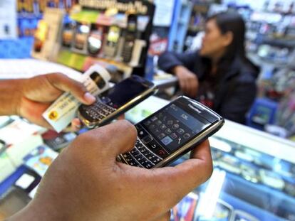 El fabricante de Blackberry podría escindir su negocio en dos.