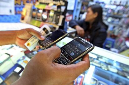 El fabricante de Blackberry podría escindir su negocio en dos.