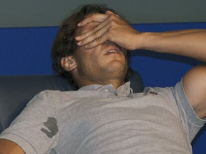 Rafael Nadal no oculta su dolor durante la conferencia de prensa posterior a su triunfo sobre David Nalbandian.