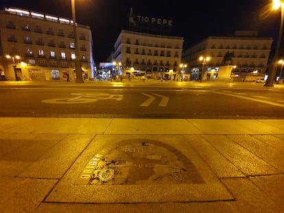 El Kilómetro 0 de la Puerta del Sol, antes del amanecer.