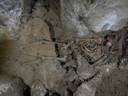 Esqueleto humano encontrado en la cueva Errotalde I, en Loizu (Navarra).