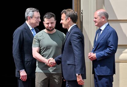 El presidente de Ucrania, Volodímir Zelenski, ha publicado este jueves en su cuenta de Telegram un mensaje en el que agradece al presidente francés, Emmanuel Macron, al canciller alemán, Olaf Scholz, y al primer ministro italiano, Mario Draghi, su visita a Kiev. “Apreciamos vuestra solidaridad con nuestro país y nuestra gente”, ha escrito Zelenski en la aplicación. En la imagen, Macron estrecha la mano a Zelenski, en presencia de Draghi (izquierda) y Scholz (derecha), en Kiev.