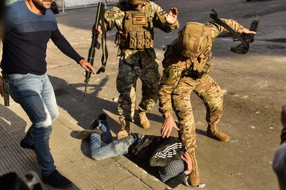 Soldados libaneses arrestan a un joven en la ciudad libanesa de Trípoli, este martes.