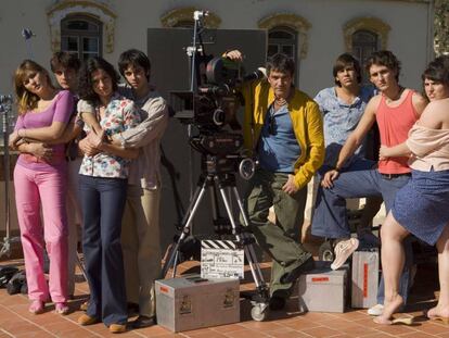 Antonio Banderas, en el rodaje de &#039;El camino de los ingleses&#039;. Con camiseta roja, Ra&uacute;l Ar&eacute;valo.