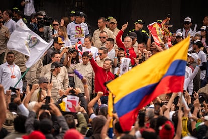 Gustavo Petro se despide del público durante una concentración a favor de la consulta popular, en la plaza de Bolívar en Bogotá, el 1 de mayo del 2025.