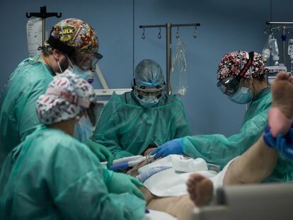Varios sanitarios atienden a una paciente con covid-19 en la UCI del Hospital Sant Pau de Barcelona