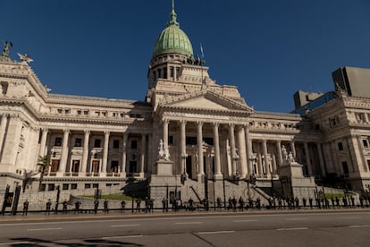 La huelga de 24 horas fue convocada por la Confederación General del Trabajo y las dos ramas de la Central de Trabajadores de la Argentina, las federaciones obreras que agrupan a la gran mayoría de los sindicatos del país.