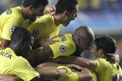 Los jugadores del Villarreal celebran uno de sus goles.