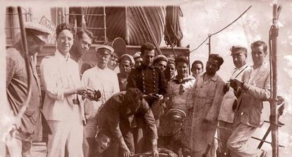 Investigadores y marinería del Núñez de Balboa, en la campaña de 1914. Odón de Buen lleva gorra de plato. Su hijo Fernando, agachado.