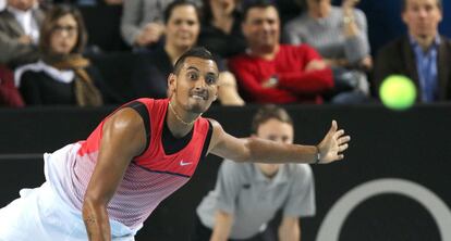 Kyrgios ejecuta un servicio durante la final contra Cilic.