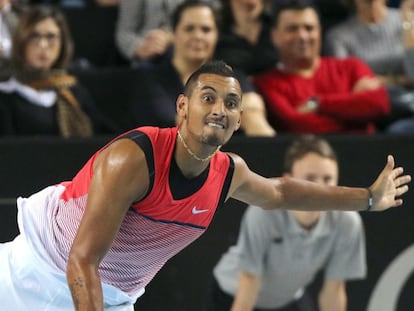 Kyrgios ejecuta un servicio durante la final contra Cilic.