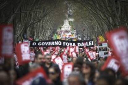 Varios funcionarios participan en una manifestacin convocada por los sindicatos de CGTP y STAL contra las medidas de austeridad del gobierno, en Lisboa. EFE/Archivo