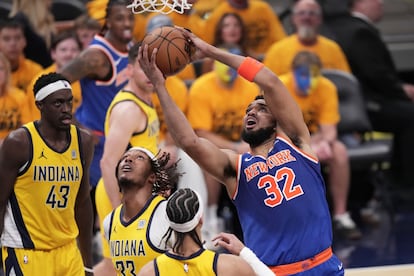 Karl-Anthony Towns, con el balón ante jugadores de los Pacers en el partido de este domingo.