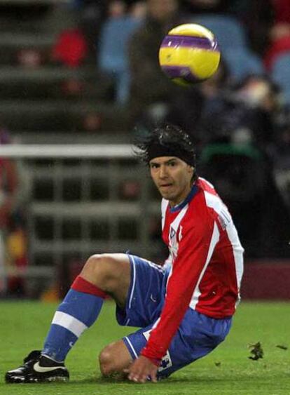 Agüero dispara desde el suelo.