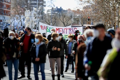 Varias personas durante la manifestación en defensa de la continuación de EVA en el antiguo mercado de frutas y verduras de Legazpi, en Madrid.