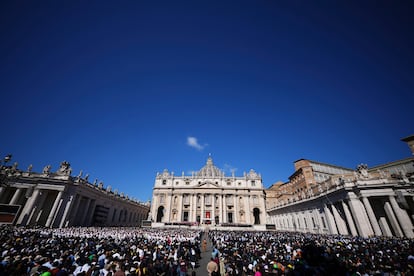 Miles de personas se congregan en la plaza de San Pedro para asistir al funeral del papa Francisco.