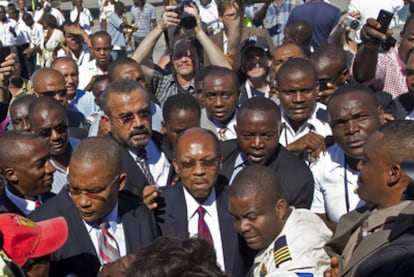 Jean-Bertrand Aristide (en el centro, con gafas), a su llegada ayer a Puerto Príncipe.