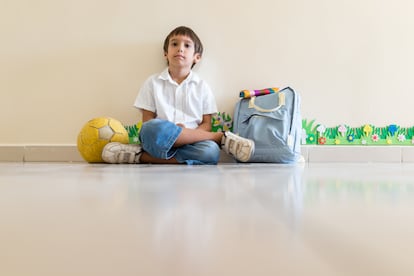 Tras el recreo, en el que el niño ha estado solo y sentado, mientras sus compañeros jugaban, lo normal es que esté enfadado. 