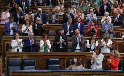 Fracaso en la votación del techo de gasto: el PSOE se queda solo con el PNV. En la imagen, la ministra de Hacienda, María Jesús Montero, sentada, recibe los aplausos del Grupo Parlamentario Socialista en el pleno del Congreso de los Diputados.