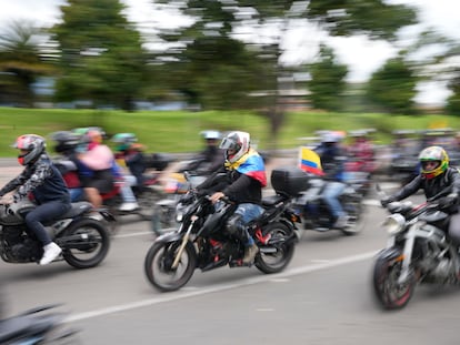 Motociclistas recorren las calles de Bogotá (Colombia), durante una protesta contra las medidas de la alcaldesa Claudia López, en 2022.