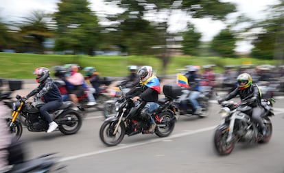 Motociclistas recorren las calles de Bogotá (Colombia), durante una protesta contra las medidas de la alcaldesa Claudia López, en 2022.