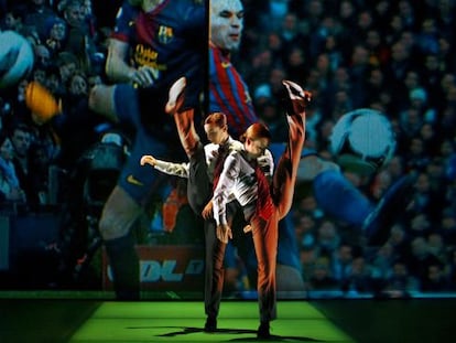 Un momento del espectáculo 'Foot-Ball' en el TNC, coreografía de Cesc Gelabert basada en el juego del FC Barcelona.