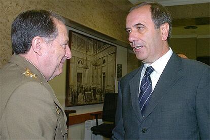 El jefe de Estado Mayor de la Defensa, Félix Sanz Roldán, con el ministro de Defensa, José Antonio Alonso.