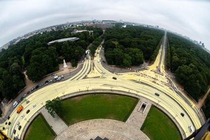 Pintura amarilla cubre la carretera durante una protesta de Greenpeace en la rotonda donde se encuentra la Columna de la Victoria en Berlín (Alemania).
