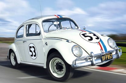 <p>Herbie es un Volkswagen Beetle que se ha utilizado en varias producciones de Disney a partir de 1968 (su última aparición hasta ahora fue en 2005, en una película protagonizada por Lindsay Lohan). El coche tiene consciencia de sí mismo y es capaz de conducirse solo, como Kitt en<em> El coche fantástico</em> pero 14 años antes. Sus habilidades se deben más a poderes que a ciencia, pero es innegable que se trata de un ejemplo temprano de vehículo autónomo, una de las <a href="https://elpais.com/elpais/2017/04/11/fotorrelato/1491911120_114059.html">principales apuestas actuales</a> de investigación de fabricantes de automóviles y grandes empresas tecnológicas como Google.</p>