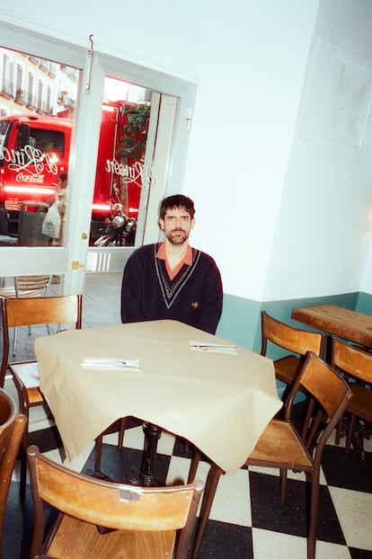 Francesco Carril, sentado en el comedor del restaurante El Rincón, en Malasaña. 