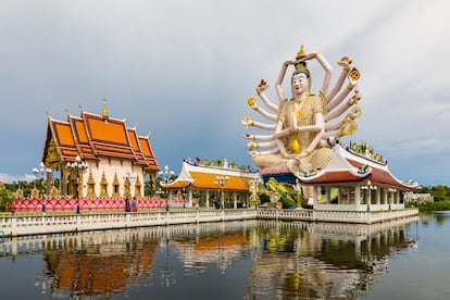 La estatua de 18 brazos de la diosa Guan Yin, en el templo budista Wat Plai Laem, en Koh Samui.