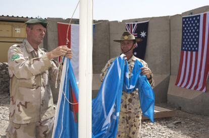 Un militares holandés y uno australiano, durante la ceremonia de traspaso de poder en Tarin Kowt, en la provincia de Oruzgán.