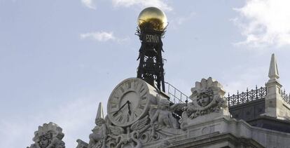 Reloj en la fachada de la sede del Banco de España, en Madrid.