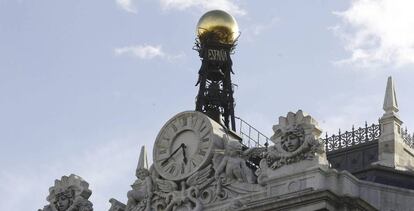 Reloj en la fachada de la sede del Banco de Espa&ntilde;a, en Madrid.